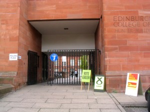 有许多中国留学生就读的爱丁堡艺术学院 (Edinburgh College of Arts)也是投票站