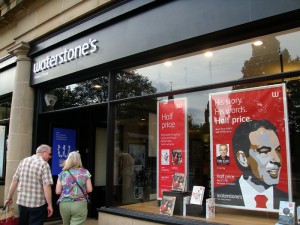 王子大街上的 Waterstone's 书店橱窗立摆着布莱尔新书的宣传海报，据这家书店说，《旅程》创下了传记类图书的首周销售纪录。