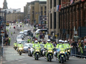 车队前方的摩托车队，是由几辆警车组成，不是专门的摩托车仪仗队。