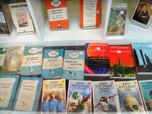 左下角的蓝白三横道版式的，是企鹅的出版分支 Pelican Books，出版的图书是用作公众教育，而非娱乐。后来企鹅放弃了三横道、三竖道和颜色代码设计，封面上出现了图片。