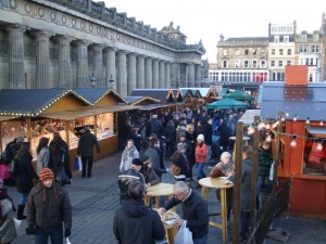 苏格兰国家美术馆边的德国市场是爱丁堡的圣诞传统。