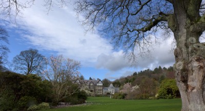 建起 Bodnant Garden 的维多利亚时代热爱园艺的有钱人，现在他们的后代依然住在大宅里，但是花园就送给National Trust了。