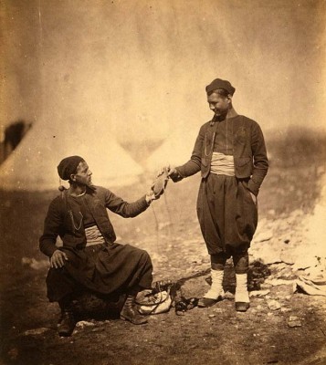 克里米亚战争期间的两个朱阿夫士兵。由英国摄影师Roger Fenton拍摄。